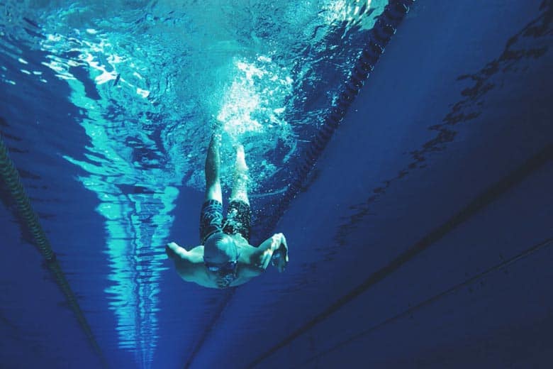 Adulto mejorando su técnica de natación en SaludClub Bogotá